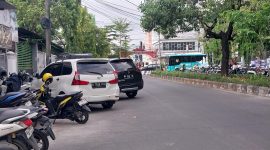 Parkir bahu jalan di Jalan Bougenville, Makassar/FOTO: SRI WAHYUNI-CARAKDE