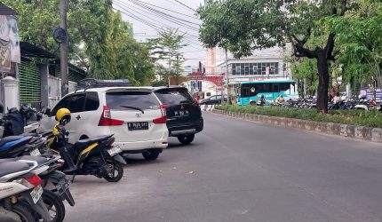 Parkir bahu jalan di Jalan Bougenville, Makassar/FOTO: SRI WAHYUNI-CARAKDE