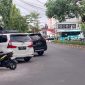 Parkir bahu jalan di Jalan Bougenville, Makassar/FOTO: SRI WAHYUNI-CARAKDE