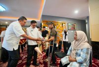 Penyerahan bantuan alat disabilitas dilakukan secara simbolis oleh Sekretaris Daerah (Sekda) Sulsel, Jufri Rahman, kepada sejumlah penerima manfaat yang berlangsung di Baruga Lounge Kantor Gubernur Sulsel, Rabu (28/1/2026)/FOTO: IST