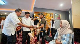 Penyerahan bantuan alat disabilitas dilakukan secara simbolis oleh Sekretaris Daerah (Sekda) Sulsel, Jufri Rahman, kepada sejumlah penerima manfaat yang berlangsung di Baruga Lounge Kantor Gubernur Sulsel, Rabu (28/1/2026)/FOTO: IST