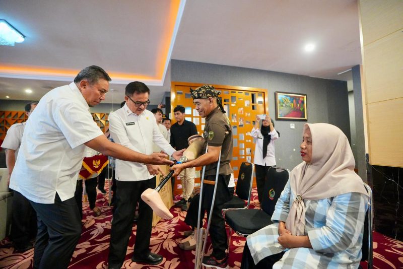 Penyerahan bantuan alat disabilitas dilakukan secara simbolis oleh Sekretaris Daerah (Sekda) Sulsel, Jufri Rahman, kepada sejumlah penerima manfaat yang berlangsung di Baruga Lounge Kantor Gubernur Sulsel, Rabu (28/1/2026)/FOTO: IST