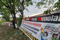 Spanduk warga menolak proyek PLTSa Makassar dibangun di Kelurahan Berua, Kecamata Biringkanaya/FOTO: AGUNG-CARAKDE
