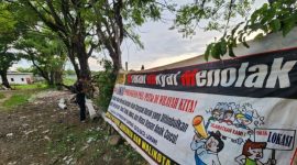 Spanduk warga menolak proyek PLTSa Makassar dibangun di Kelurahan Berua, Kecamata Biringkanaya/FOTO: AGUNG-CARAKDE