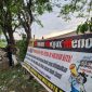 Spanduk warga menolak proyek PLTSa Makassar dibangun di Kelurahan Berua, Kecamata Biringkanaya/FOTO: AGUNG-CARAKDE