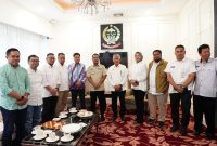 Gubernur Sulsel, Andi Sudirman Sulaiman menerima panitia Mubes IKA Unhas di kantor Gubernur Sulsel, Rabu (29/4/2026)/FOTO: IST