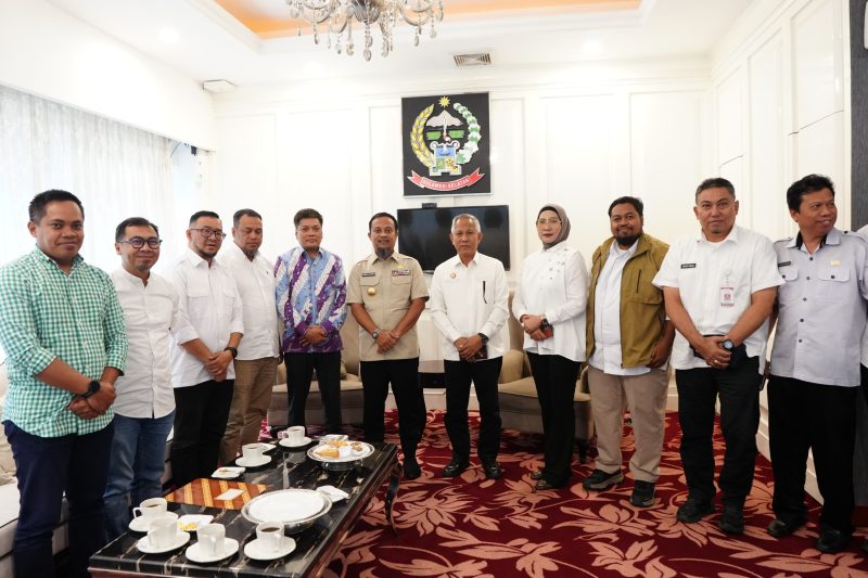 Gubernur Sulsel, Andi Sudirman Sulaiman menerima panitia Mubes IKA Unhas di kantor Gubernur Sulsel, Rabu (29/4/2026)/FOTO: IST
