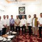Gubernur Sulsel, Andi Sudirman Sulaiman menerima panitia Mubes IKA Unhas di kantor Gubernur Sulsel, Rabu (29/4/2026)/FOTO: IST