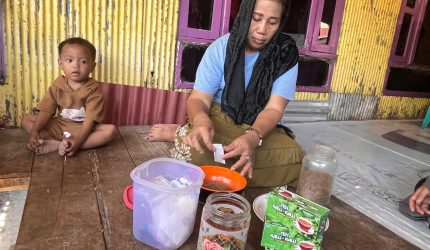 Cora (49) memperlihatkan proses pembuatan teh herbal dari daun mangrove jenis Acanthus yang sudah dikeringkan di rumah panggungnya di Dusun Kuri Caddi, Desa Nisombali, Kecamatan Marusu, Kabupaten Maros, Selasa (21/7/2026)/Carakde.com