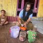 Cora (49) memperlihatkan proses pembuatan teh herbal dari daun mangrove jenis Acanthus yang sudah dikeringkan di rumah panggungnya di Dusun Kuri Caddi, Desa Nisombali, Kecamatan Marusu, Kabupaten Maros, Selasa (21/7/2026)/Carakde.com